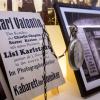 Eine Uhr, Plakate und Fotos sind im Karl Valentin Musäum in der Ausstellung zu sehen.