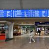 Eine Reisende sucht im Hauptbahnhof nach einer Möglichkeit, zum Flughafen Düsseldorf zu kommen. Wo sonst tausende Menschen um diese Zeit zu Arbeit streben, ist gähnende Leere.