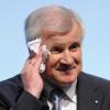 Der bayerische Ministerpräsident Horst Seehofer wischt sich den Schweiß von der Stirn. Foto: A. Gebert dpa