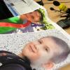 Fotos des vermissten Elias liegen bei der Polizei in Potsdam auf dem Tisch.