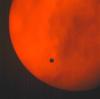 Der Planet Venus (als schwarzer Punkt im Bild) durchläuft am 8. Juni 2004 über Kuala Lumpur eine Bahn zwischen Sonne und Erde. 