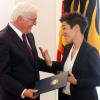 Bundespräsident Frank-Walter Steinmeier verlieh TV-Moderatorin Dunja Hayali das Bundesverdienstkreuz.