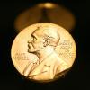 Das Bild von Alfred Nobel prägt seit jeher die Verleihung des Nobelpreises: ein alter, weißer Mann.
