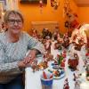 Leni Liepert aus Gersthofen sammelt leidenschaftlich Nikoläuse. Mehr als 400 Nikoläuse und Weihnachtsmänner umfasst ihre Sammlung.