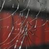 Ein 20-Jähriger übersieht beim Fußballspielen eine Tür mit Glasfenstern, stürzt durch das Glas und verletzt sich schwer. 