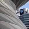 Das Logo von BMW ist an der Firmenzentrale zu sehen.