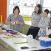 Praktische Berufsvorbereitung stand auf dem Stundenplan der Mittelschule in Fischach. Hier geht es um die Zubereitung eines Fingerfoodmenüs. 
