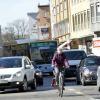 In der Grottenau/Karlstraße (hier ein Blick von der Mages-Kreuzung in Richtung Theater) wird ab Montag wieder gebaut: Dann entsteht auf der südlichen Seite der Fahrbahn ein Radweg. Für die Autofahrer fällt während der Bauzeit bis August jeweils eine Spur je Richtung weg. 