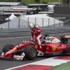 Ferrari-Pilot Sebastian Vettel schied nach einem Reifenplatzer aus und war danach mächtig sauer.