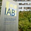 Das Nürnberger Institut für Arbeitsmarkt- und Berufsforschung (IAB) gibt zu bedenken, dass die wieder steigenden Infektionszahlen zur Verunsicherung beitragen.