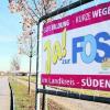 In Königsbrunn stehen sie schon: Mit Plakaten werben die Städte südlich von Augsburg für eine FOS. Foto: Kehlenbach