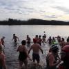 Beim Silvesterschwimmen 2023 der Wasserwacht Krumbach am Oberrieder Weiher trauten sich mehr als 100 Menschen ins kalte Wasser.