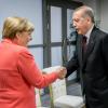 Erst sagt er „Welcome“, dann „Willkommen“: Der türkische Präsident Recep Tayyip Erdogan empfängt Bundeskanzlerin Angela Merkel in Istanbul zu einem Meinungsaustausch. 