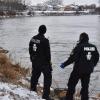 Nach dem Überfall auf einen Jogger am Alten Donauhafen in Donauwörth sucht die Polizei im Fluss nach der Tatwaffe. Vor Ort ist die Polizei-Tauchergruppe der Technischen Einsatzeinheit München.