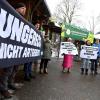Am Mittwochvormittag protestierten Aktivisten der Tierschutzorganisation Peta vor dem Augsburger Zoo.                  