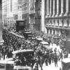 Der Kurszusammenbruch der New Yorker Börse löste die Weltwirtschaftskrise aus, bei der die US-Aktienkurse bis zum Sommer 1932 fast 90 Prozent ihres Wertes verloren.