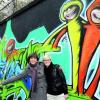 Zwei junge Wissenschaftlerinnen treiben es bunt: Die Europäischen Ethnologinnen Anna Ruile und Ina Jeske (von links) erforschen an der Uni Augsburg Graffiti, Rap und Breakdance - und damit die verschiedenen Formen der Jugendkultur Hip-Hop. Foto: Anne Wall