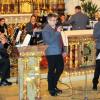Mit einem festlichen Konzert zur Weihnachtszeit begeisterten die Oberrother Musikanten das Publikum in der gefüllten Stephanus-Kirche. Unser Bild zeigt das Gesangsduo mit Andreas Schlegel (links) und Manuel Weiser. 