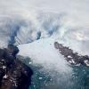 Eisberge brechen von einem Gletscher in einen Fjord in Grönland. Zwischen 2011 und 2020 verlor Grönland jährlich etwa 251 Gigatonnen an Eis.