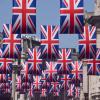 Union-Jack-Flaggen schmücken die Straßen anlässlich des Platin-Jubiläums der Queen. Das Land feiert, als gäbe es keine Probleme.