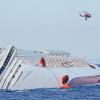 Rettungsteam arbeiten in der havarierten «Costa Concordia». Foto: Maurizio degl'Innocenti dpa