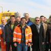 Zum Spatenstich am Baugebiet Am Birkenfeld in Laimering kamen Vertreter aller beteiligten Firmen. Bürgermeister Erich Nagl und Baumamtsleiter Karl Gamperl (Mitte) zeigten sich erfreut über die gute Zusammenarbeit.
