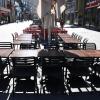 Tische und Stühle eines Cafés in der Wiener Innenstadt bleiben leer.