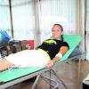 War gar nicht so schlimm: Kerstin Hahner lacht nach ihrer ersten Blutspende