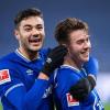 Schalkes Torschütze Matthew Hoppe (l) bejubelt sein Tor zum 3:0 mit Ozan Kabak.