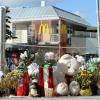 Nach dem Amoklauf von München mit zehn Toten legten die Menschen Blumen vor die McDonalds-Filiale nahe dem Olympia-Einkaufszentrum. Dort hatte David S. um sich geschossen. (Archiv)