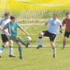 Ein wenig Fußball-Ballett durch den Utzwinger Lucca Thum (im grünen Trikot) vor dem Megesheimer Tor. Der Spitzenreiter siegte sicher mit 3:0.  