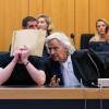 Der Angeklagte (l) sitzt zum Prozessauftakt im Landgericht Münster neben einem seiner Verteidiger.