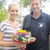 Abteilungsleiter Christian Schenk begrüßte Neuzugang Bianca Wanzl mit einem Blumenstrauß. 