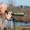 Mit dem Stativ kann der Ornithologe Klaus Altrichter auch weit entfernte Vögel identifizieren und zählen. 