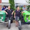 Originelles Treffen zweier FC-Bayern-Fanclubs in Aindling: Die Vorsitzenden des Fanclubs Ohmtal aus Hessen kamen mit dem Traktor nach Aindling. Das Bild zeigt (rechts) die Vorsitzenden Franz Schwab von den Aindlinger Bayernfans und Hans-Dieter Pitz auf seinem Deutz-Traktor sowie (links) die Vizepräsidenten Matthias Huber (Aindling) und auf dem Traktor Jochen Schaub, aus Kirchhain-Niederwald.