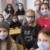 Die Fünftklässlerinnen der Maria-Ward-Realschule in Neuburg müssen auch weiterhin im Unterricht Masken tragen. Kinder in der Grundschule sind dagegen ab sofort davon bereit – zumindest vorübergehend. 