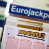 Lottoscheine mit der Aufschrift «Euro Jackpot» liegen in einer Lotto-Annahmestelle.