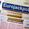 Lottoscheine mit der Aufschrift «Euro Jackpot» liegen in einer Lotto-Annahmestelle.