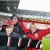 Die Fans des FC Augsburg sind optimistisch, dass ihr Verein den Klassenerhalt in der Bundesliga schafft.