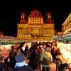 Der Augsburger Christkindlesmarkt. Neben den vielen Händlern locken auch Bratwurst, Crepes und Glühwein die Besucher an.