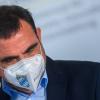 Bayerns Gesundheitsminister Klaus Holetschek nimmt seine FFP2-Maske ab.