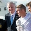 Der bayerische Ministerpräsident Horst Seehofer empfängt die Nationalspieler Toni Kroos (l-r), Bastian Schweinsteiger und Thomas Müller am Flughafen in München (Bayern). 