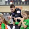 Handball-Bundestrainer Christian Prokop beim Training mit Rostocker Grundschulkindern.