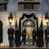 US-Präsident Joe Biden (l-r), Jill Biden, Vizepräsidentin Kamala Harris und ihr Mann Douglas Emhoff gedenken mit einer Schweigeminute vor dem Weißen Haus der Opfer der Pandemie.