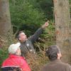 „Und da oben geht der Befall durch den Kupferstecher weiter“, scheint Martin Hollfelder zu sagen. Die ernsten Minen der Waldbauern sprechen Bände. 