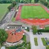 Die Sportanlage des SV Mering von oben betrachtet: Der Sportverein baut ein neues Vereinsheim, das südlich an die Tribünen anschließt. 