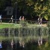 Die perfekte Laufidylle zeigte sich, wenn sich die Läuferinnen und Läufer beim Zusmarshauser Cross-Duathlon bei ihren Runden um den Rothsee im Wasser spiegelten. Nach dem Wechsel war dann Schluss mit Idylle. Auf der Radstrecke am Horn musste kräftig in die Pedale getreten werden. 	