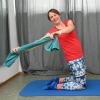Mit einem Handtuch als Paddel simuliert Susanne Ziegler einige Bewegungsabläufe für das Pilates auf dem Stand-up-Board.