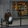 Eine Frau trägt beim Einkaufen in Lissabon wegen der Corona-Krise einen Mund-Nasen-Schutz.