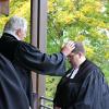 Bei seiner Ordination in Altomünster wurde der neue Pfarrer Harald Baude von Regionalbischof Axel Piper gesegnet.